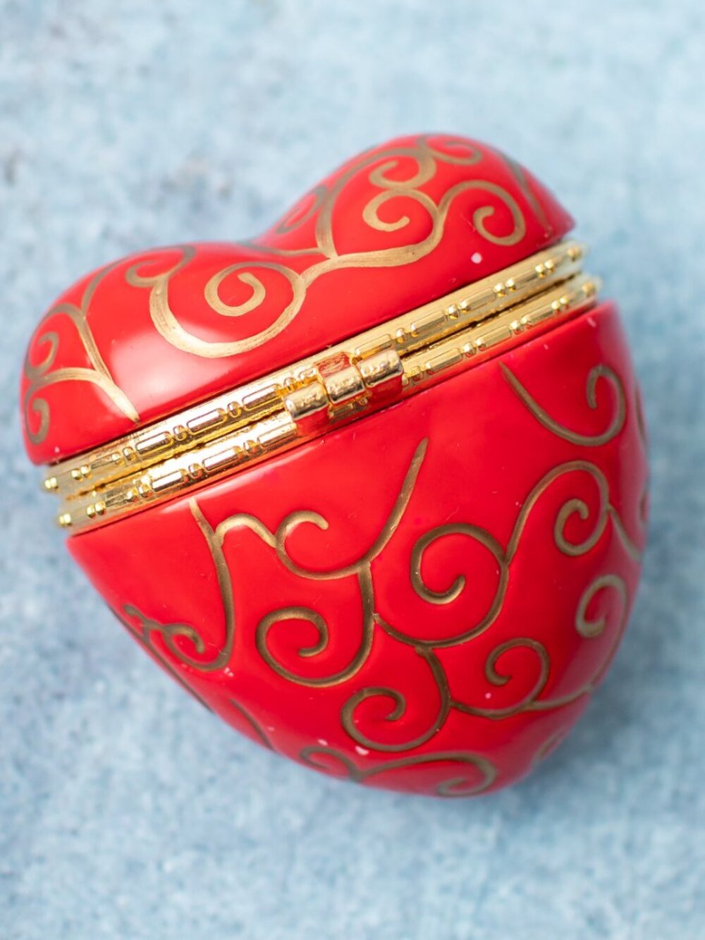 Heart Shaped Red Trinket Box Gold Scrollwork Porcelain Hinged 1999 Keepsake Box - Picture 3 of 6